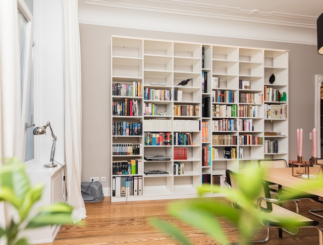 Måla om bokhyllan: Ge nytt liv till vardagsrummet